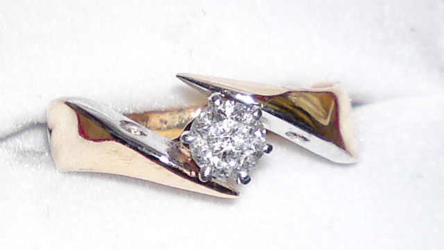 anillo de oro amarillo con brillante  de 35 pts. y 2 de 5 pts

 wym89@terra.com.mx