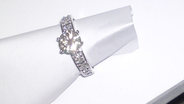 anillo de oro blanco 18k con brillante  de 90 pts al centro y 30 a los lados en total hacen1.20 kilates

wym89@terra.com.mx